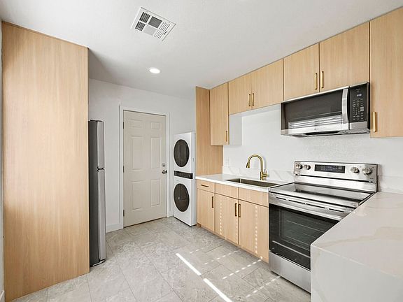 3rd image of 1934 Stanford St #B