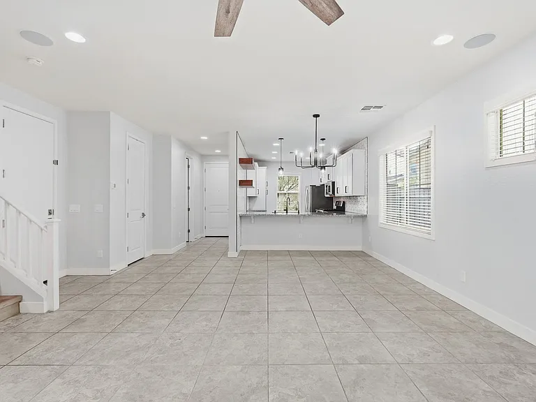 216 E Beatryce St — Photo 15