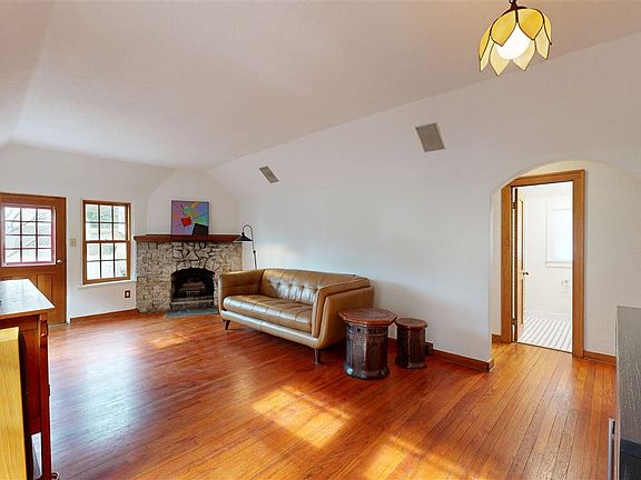5th image of 1322 Muscatine Ave