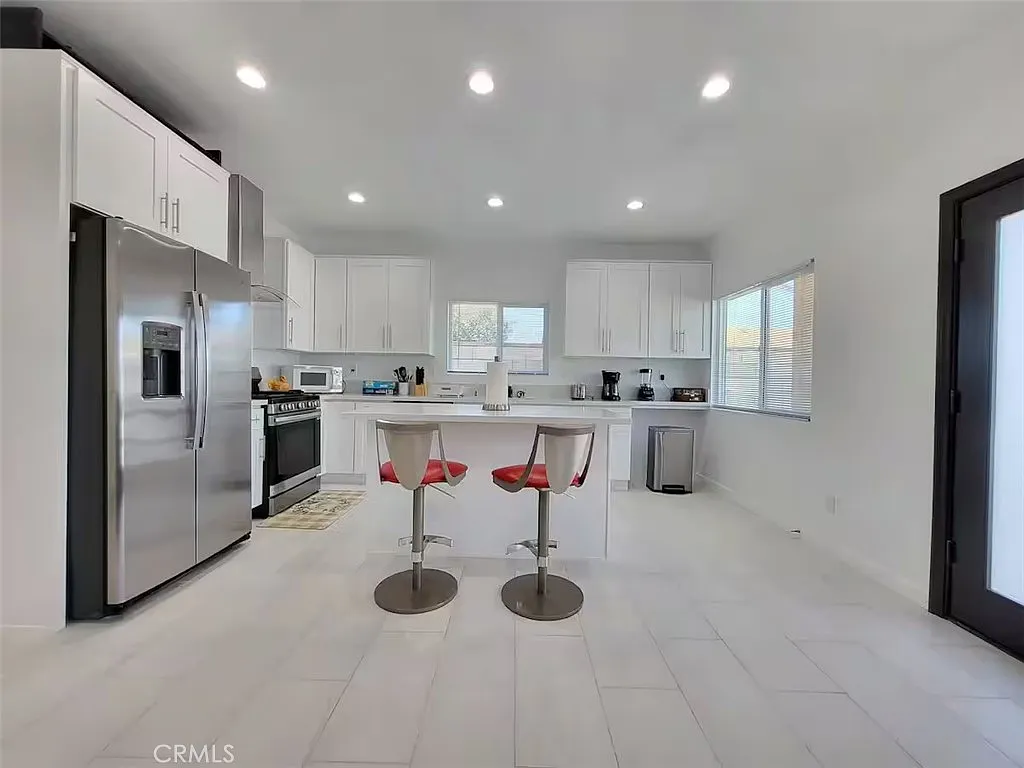 3 bed, 1000 sqft, $3,800 — Photo 3