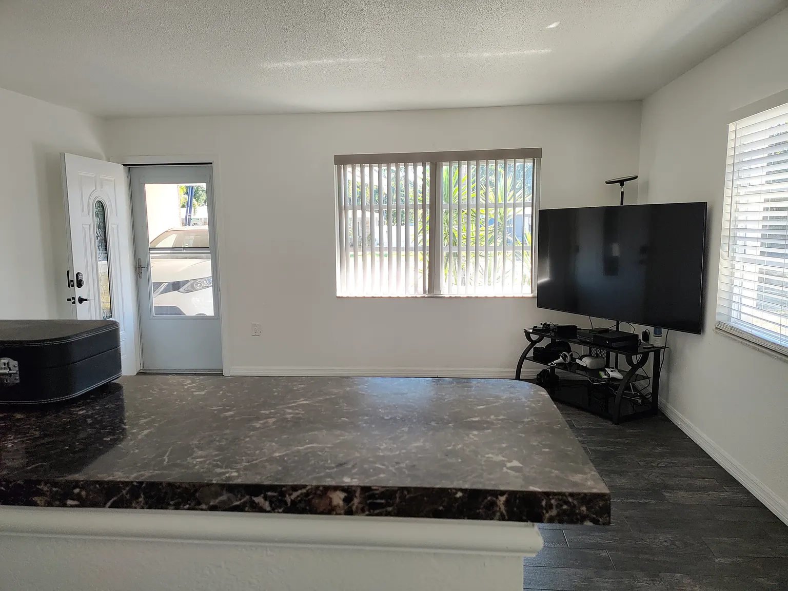 3 bed, 1000 sqft, $2,200 — Photo 3