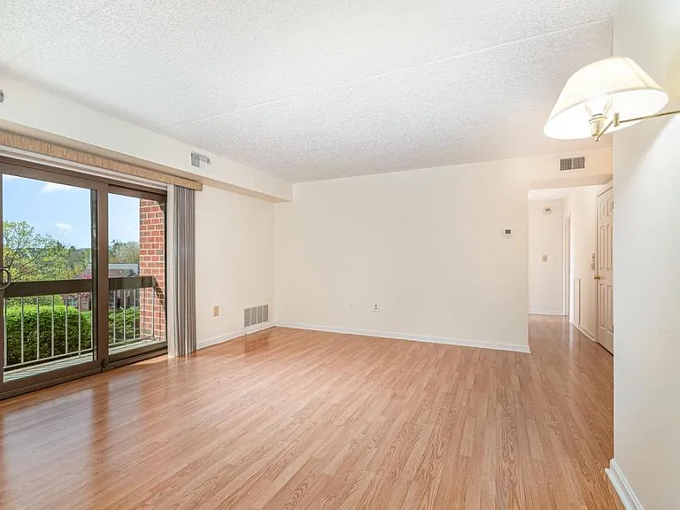 1210 Hampton Hill Ct #H — Photo 3