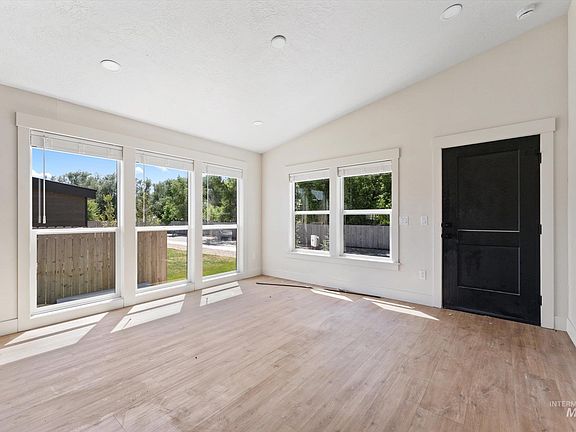 4th image of 398 W London St