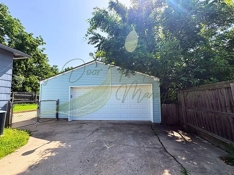 305 N Crysler Ave — Photo 4