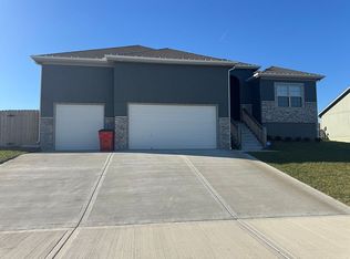 708 SW Whitetail Dr, Oak Grove, MO 64075