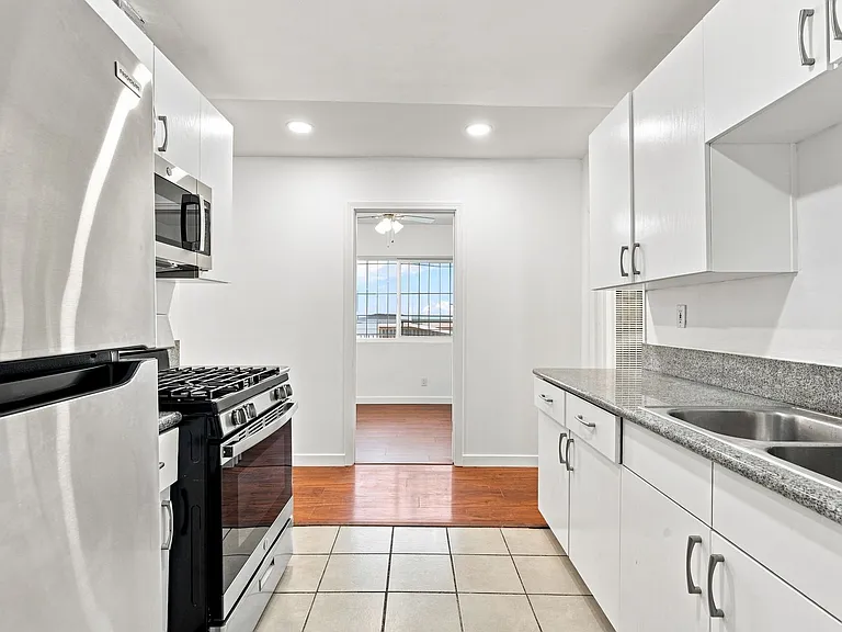 956 Elden Ave — Photo 9