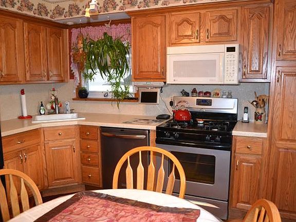 Updated Eat-In Kitchen