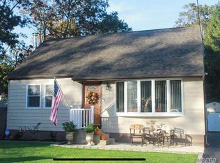 58 Lexington Rd, Shirley, NY 11967