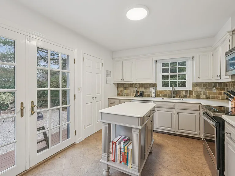 9 Oakwood Ave — Photo 17