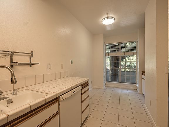 3rd image of 983 Belmont Ter Unit 3