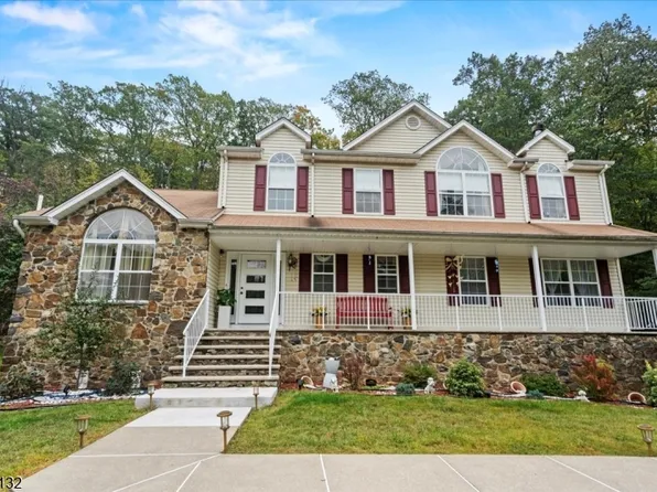 22 Cherbourg Dr, West Milford Twp., NJ 07480