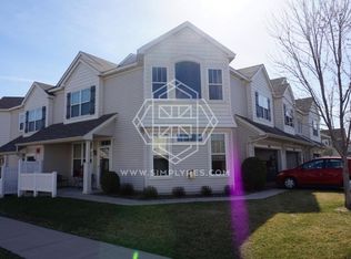 1952 Shamrock Pl, Chaska, MN 55318