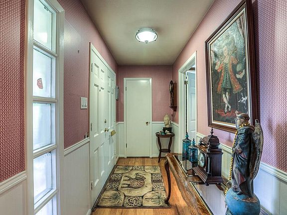 3rd image of 9419 Meadowcroft Dr