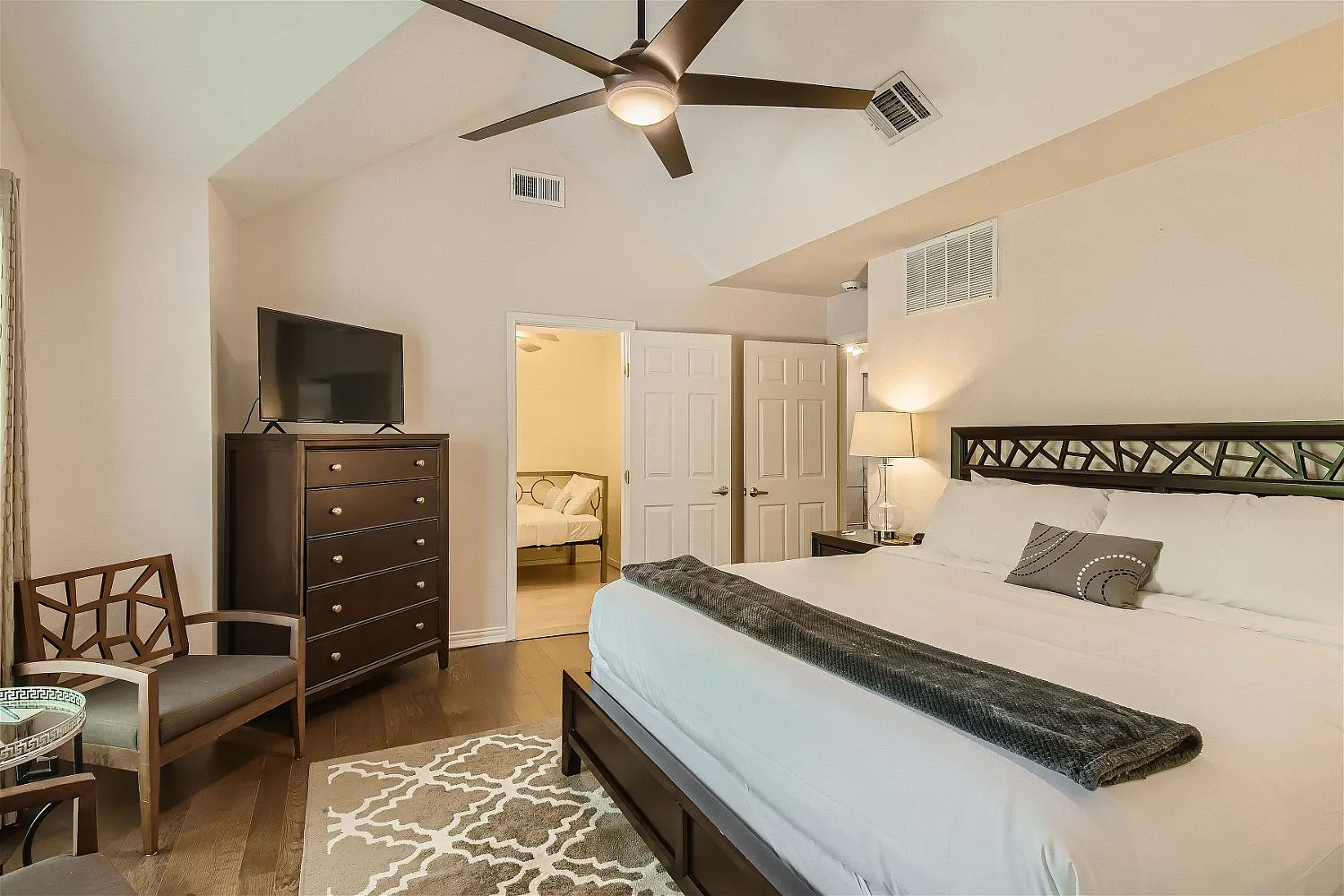 2 bed, 1553 sqft, $4,000 — Photo 3