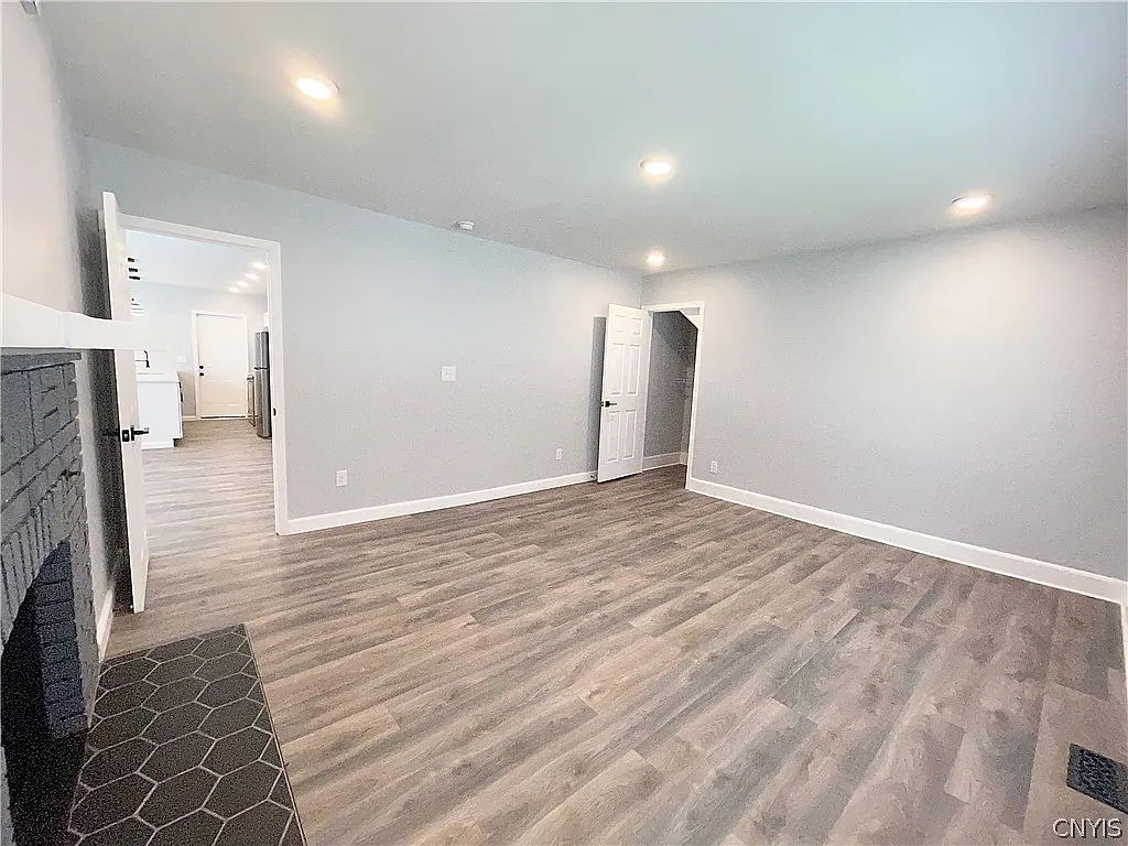 3 bed, 2.0 bath, 1156 sqft, $2,100 — Photo 2