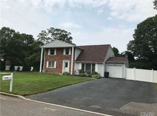 3 Dover St, Coram, NY 11727