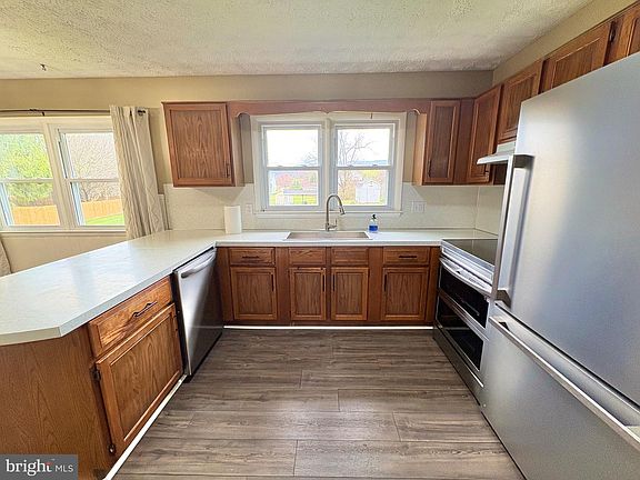 3rd image of 1604 S Ox Rd