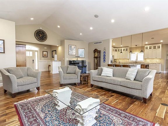 4th image of 107 Country Hills Ln