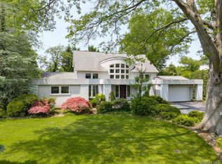 16 Polo Field Ln, Great Neck, NY 11020