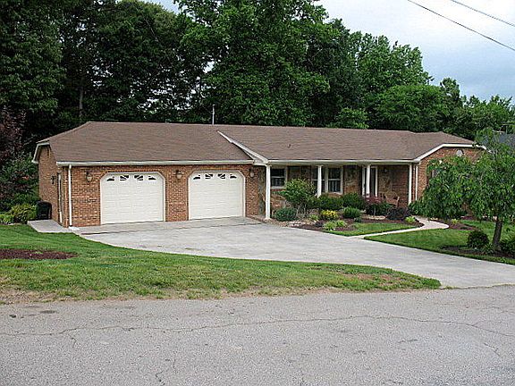 4th image of 225 N Davis Dr