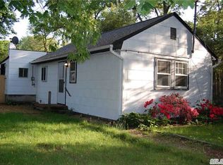 86 Cedarhurst Ave, Selden, NY 11784