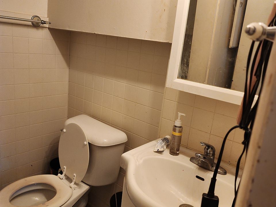 2nd image of 830 W Main St APT 5