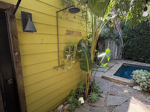 4th image of 851 N Ogden Dr
