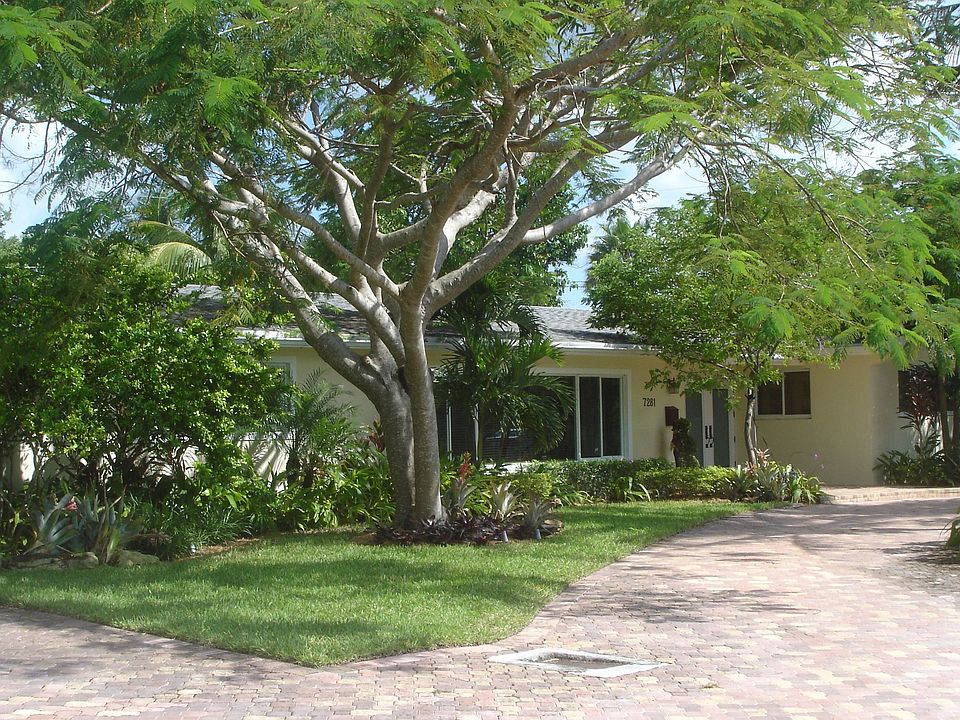 Beautifully Landscaped Exterior Fron