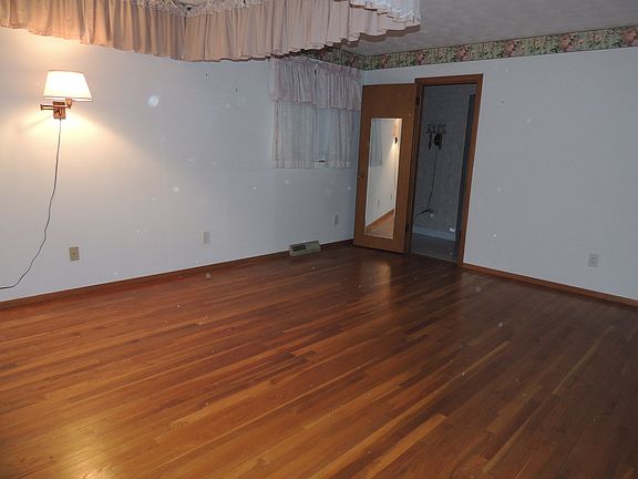 5th image of 211 Forsythe Ln