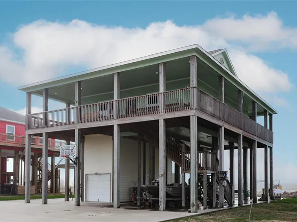 1111 Mabry St, Gilchrist, TX 77617
