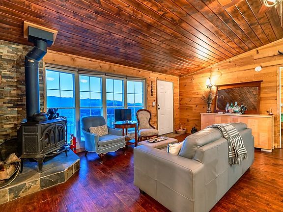 3rd image of 550 Cumberland Drive