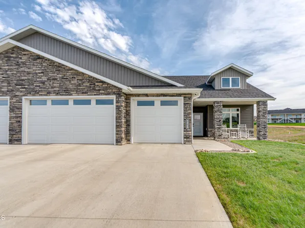 8029 Hawktree Dr, Bismarck, ND 58503