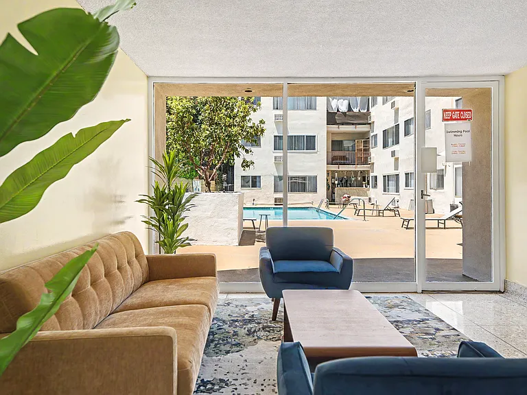 Hollywood Apartments — Photo 24