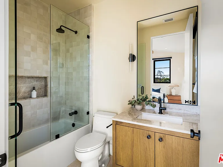 1008 S Bundy Dr — Photo 28