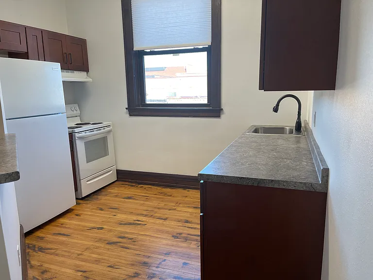 305 1/2 Grand Ave #2 — Photo 4