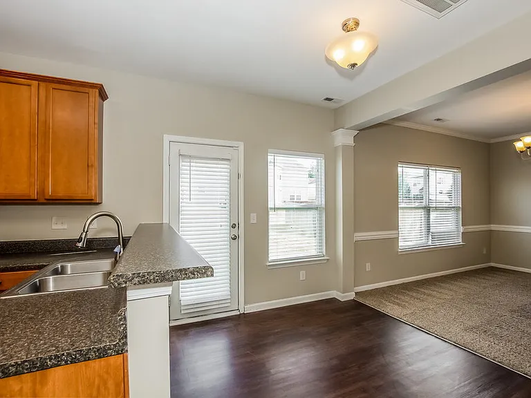 1733 Larne Cir — Photo 8