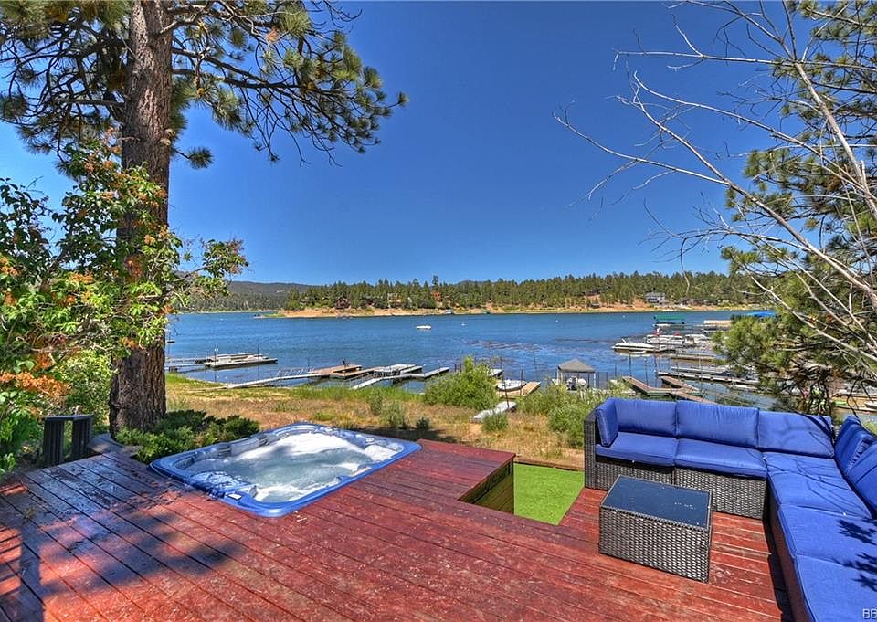 1st image of 695 Cove Dr
