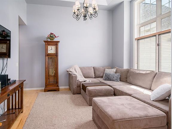 3rd image of 11 Whispering Springs Ct
