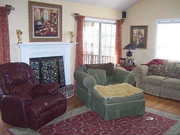 Living room w/ vaulted ceiling