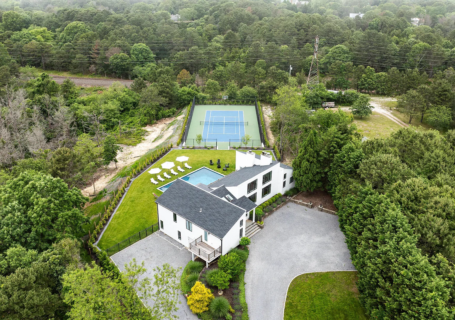 Southampton home, close to town, beaches, large private yard — Photo 3