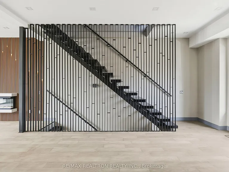 1002 Spadina Rd — Photo 19