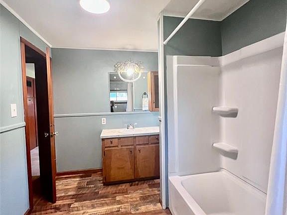 4th image of 806 Brown St