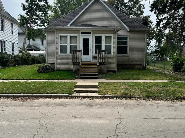 617 E Pleasant St, Freeport, IL 61032