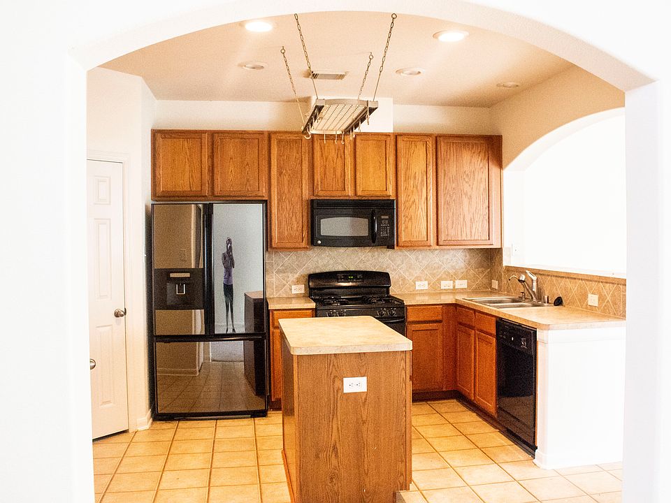 Cozy kitchen w/ fridge incl.