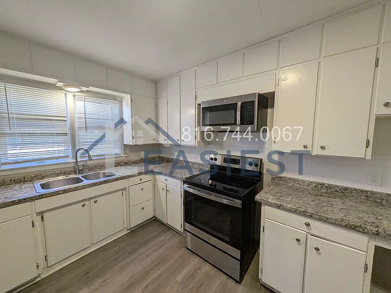 2405 E 58th St — Photo 8