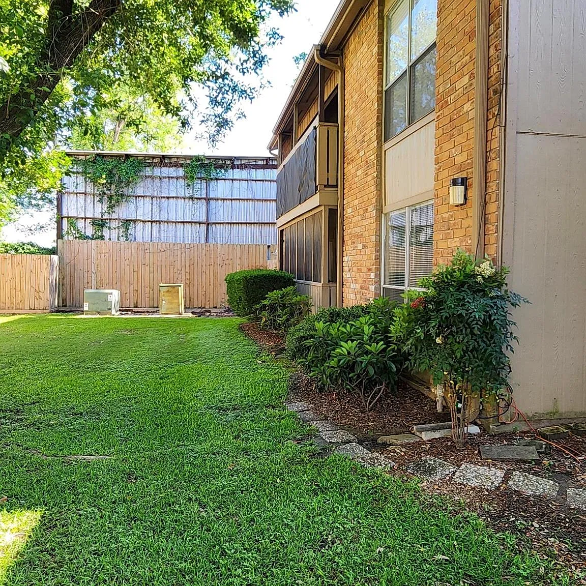 2 bed, 1.5 bath, 1121 sqft, $1,195 — Photo 2