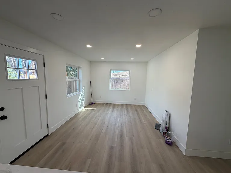 957 W 9th Ave — Photo 2
