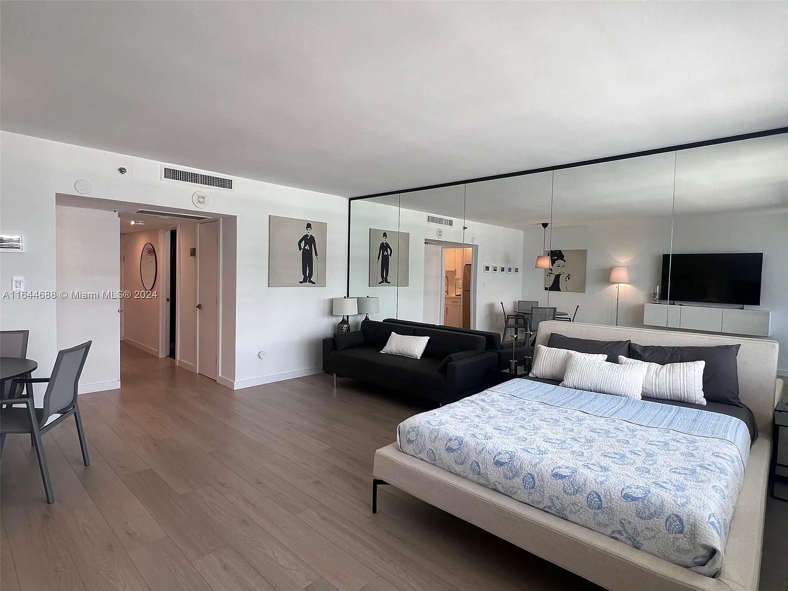 The Decoplage Condo — Photo 2