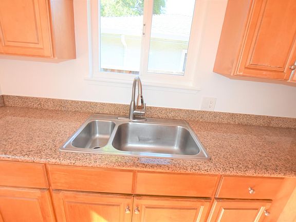 3rd image of 905 Miller Ave
