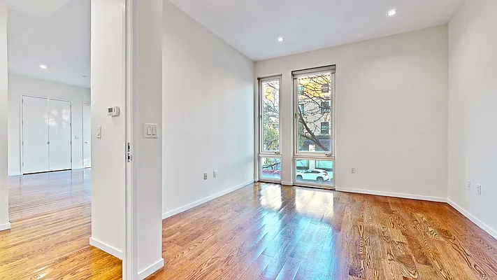Sold by Bizzarro Agency | media 11